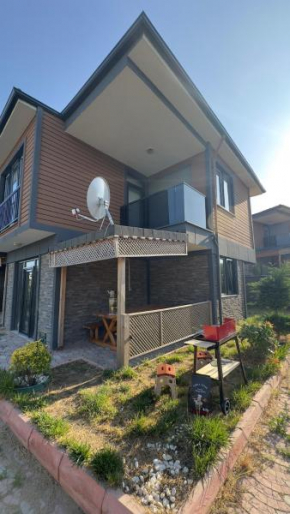 Sarosun Incisi Eriklide Bahceli Müstakil Villa